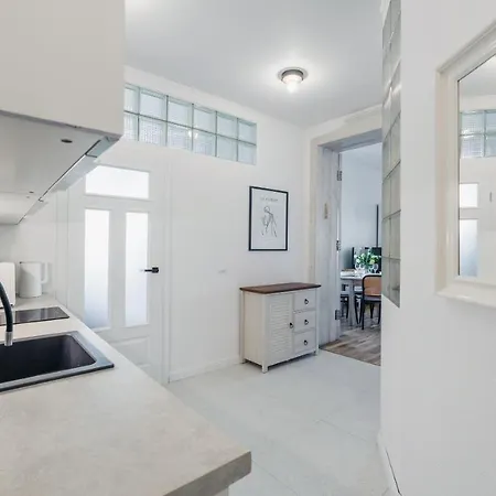 Traugutta Plaza, Sun & Snow *