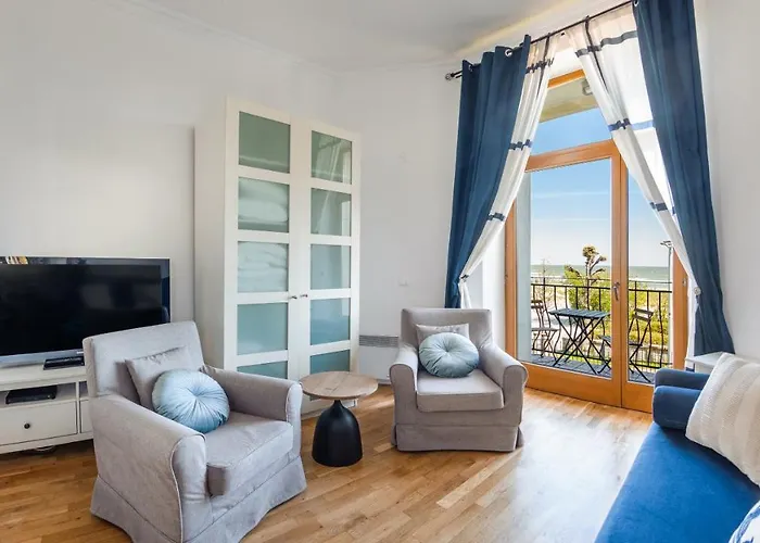 Traugutta Plaza, Sun & Snow *